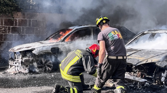 Auto a fuoco alla Balduina, le fiamme investono altre tre vetture. Nonno e nipote salvi