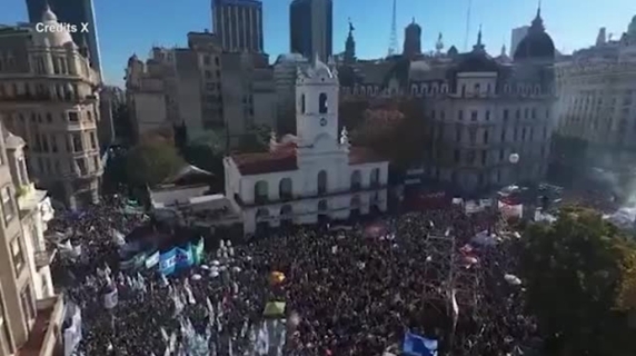 Argentina, manifestanti in piazza a sostegno di Cristina Kirchner