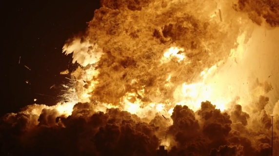 La maxi esplosione del razzo Starship durante un test in Mexico: la nube di fuoco illumina la notte