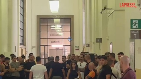 Inchiesta ultras, dopo la sentenza il pm Storari attraversa il cordone dei tifosi del Milan