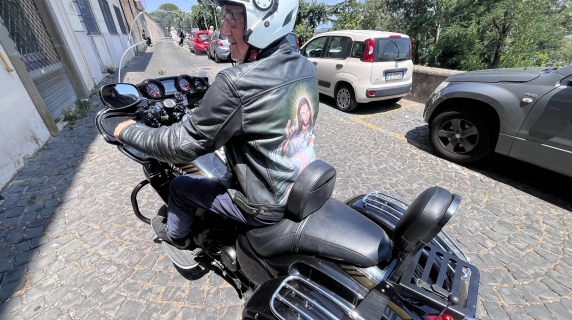 Don «Biker» Tadeusz parroco di Castel Gandolfo: «Anche la mia Kawasaki è pronta per il Papa»