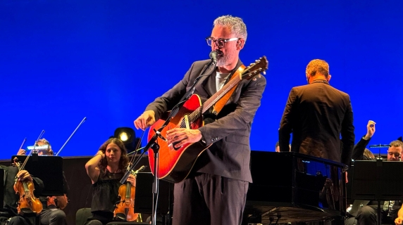 Brunori Sas al Circo Massimo: sold out il concerto speciale con orchestra. Pubblico incantato e ovazione