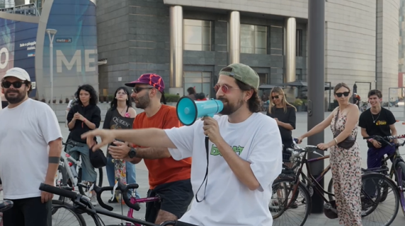 Il ritorno di Frah Quintale, biciclettata a Milano per il lancio del nuovo brano «Lampo»