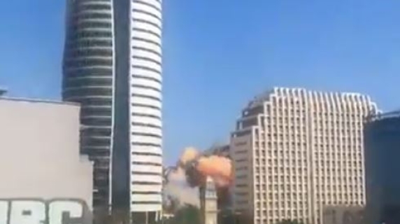 Missile iraniano colpisce Haifa, in Israele: il momento dell'impatto - il video