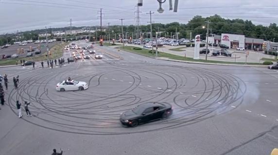 Gara di testacoda come in «Fast & Furious»: lo show illegale ripreso dalle telecamere del traffico
