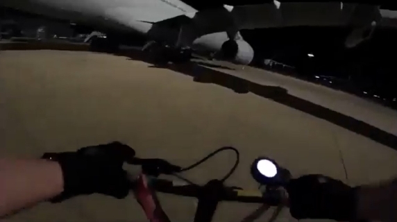 Il video dell'incursione degli attivisti pro-Palestina nella base della Raf: spruzzano vernice spray sui jet dell'Aeronautica militare