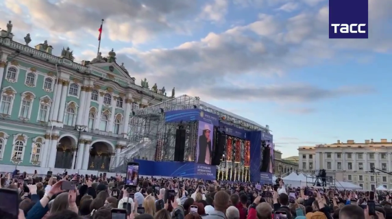 Al Bano, il concerto delle polemiche a San Pietroburgo: il video mentre sul palco canta «Felicità»