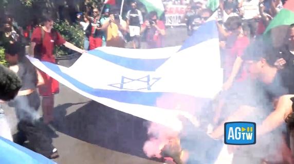 Corteo Pro Palestina a Roma, bruciate le bandiere di Israele Nato e Europa