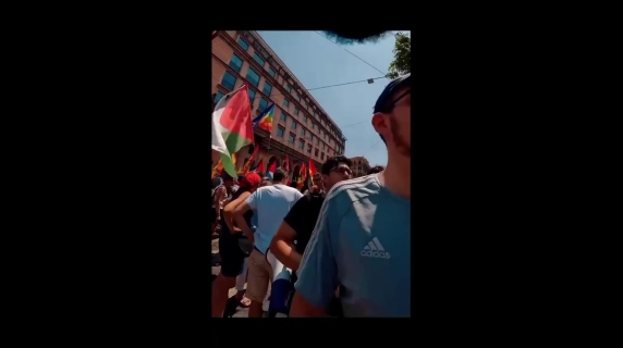 Al corteo «Disarmiamoli» non lo lasciano sfilare con la bandiera dell'Ucraina