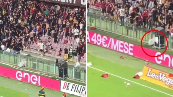 Dagli spalti della Salernitana piovono sedili, petardi e altri oggetti: il video