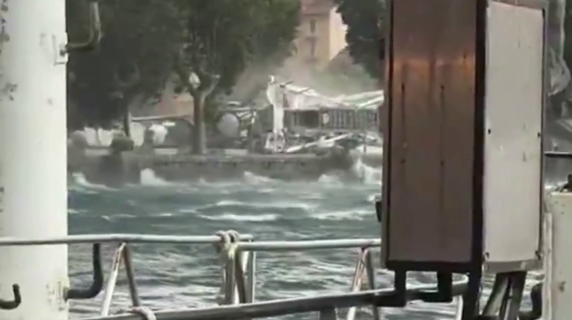 Lo schianto della ruota panoramica a Lecco, il momento in cui l'enorme struttura viene rovesciata dal vento