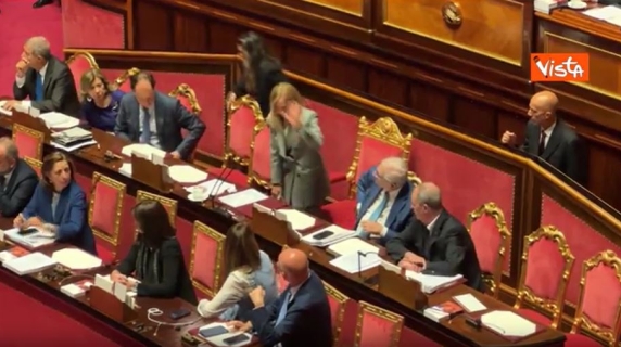 Applauso per Meloni che lascia Senato dopo discussione su Consiglio Ue. Lei saluta con la mano