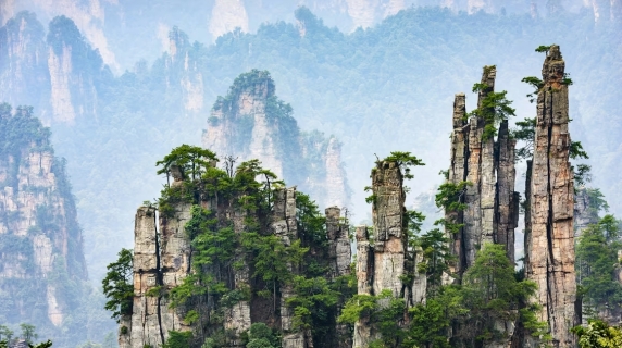 Cina, video virali svelano discariche nelle grotte vicino alle “montagne di Avatar” e scatta la maxi operazione di pulizia