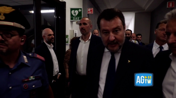 Salvini arriva in tribunale a Roma per il processo contro Saviano: gli passa accanto ma i due non si salutano