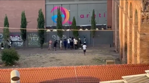 Esquilino: urla, lanci di sassi e liti con bastonate fra l'acquedotto romano e il Teatro Ambra Jovinelli. I residenti: «Follia quotidiana»