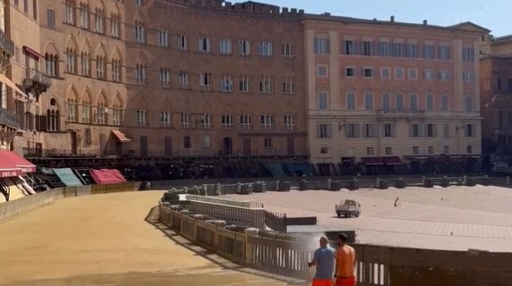 Siena si prepara al Palio, tra cavalli e drappellone