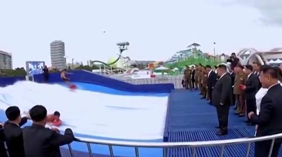 Vacanze in Corea del Nord? Kim Jong Un inaugura un mega resort sulla spiaggia (ma ci possono andare solo cinesi e russi)