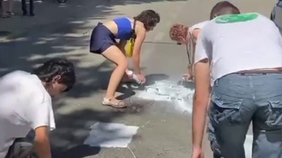 A Torino i Fridays for Future ridipingono le piste ciclabili sbiadite