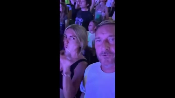 Francesco Totti e Noemi Bocchi, ecco come ballano al concerto di Vasco Rossi