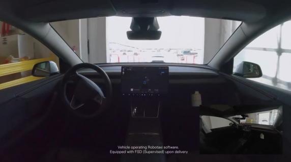 Il video della Telsa a guida autonoma che raggiunge la casa del cliente che l'ha acquistata