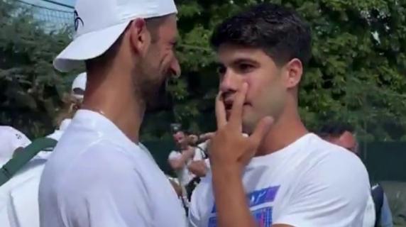 Siparietto a Wimbledon, lo sfottò di Djokovic per Alcaraz e Fognini: «Che romantici!»