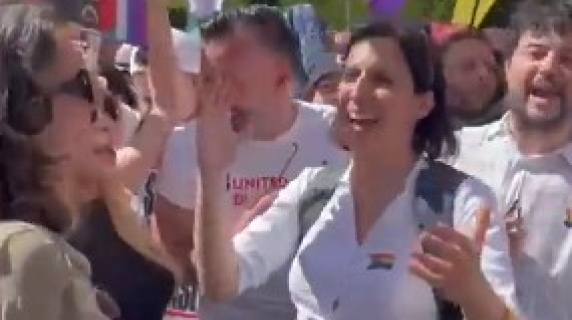Elly Schlein canta «Bella Ciao» al corteo del Pride di Budapest
