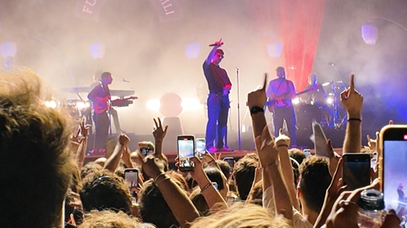 La magia di Franco126 in concerto a Collegno tra poesia e amori quotidiani