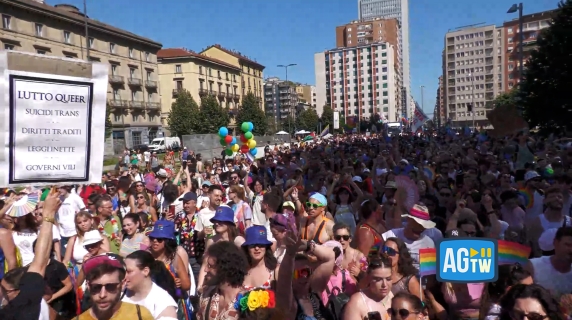 Milano Pride, si sfila per democrazia e Palestina: «Diritti per tutte le minoranze»