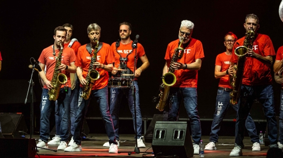Funk Off, alla Casa del Jazz il live della marching band toscana fra ritmi funky e coreografie