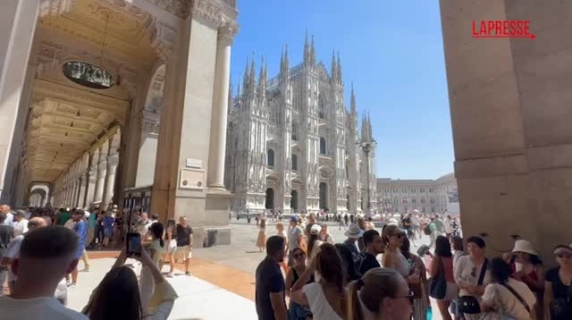 Weekend da bollino rosso per il caldo a Milano, le voci dei turisti: «Ci salva l'aria condizionata dei negozi»
