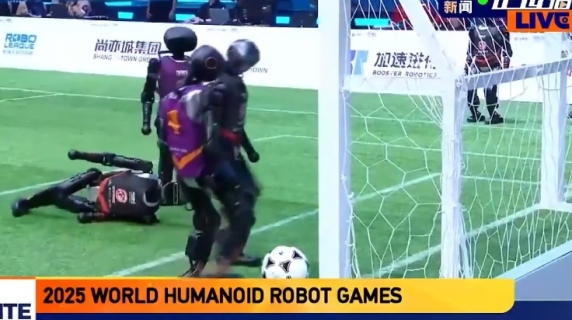 Ecco la prima partita di calcio tra robot umanoidi in Cina: finisce 5-3 (e non mancano gli spintoni)