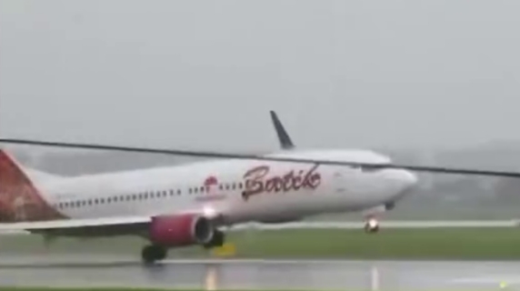 La spaventosa discesa a Giacarta: l'aereo atterra quasi in obliquo, poi rischia di finire fuori pista