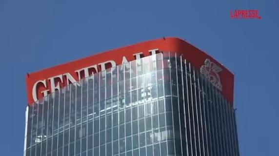 Milano, collassa l'insegna Generali della Torre Hadid: le immagini da City Life