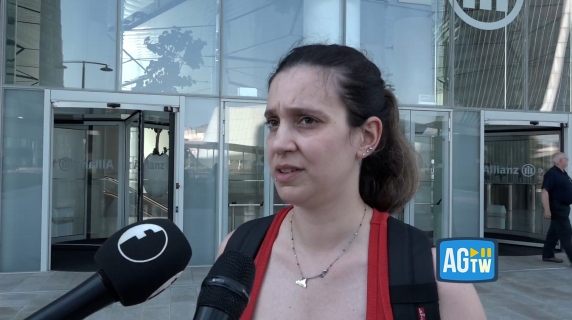 Collassa l'enorme scritta Generali sulla torre Hadid, chiuso anche il centro commerciale: «Subito evacuati, chissà quando rientreremo»