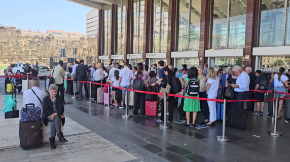 Caos taxi a Roma Termini: fila di ore per un'auto