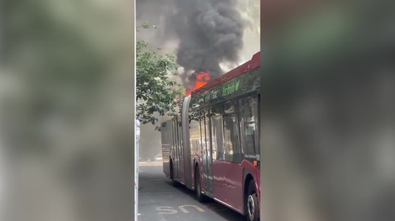 Roma, il video del bus Atac a fuoco sulla Prenestina: fiamme vicino ai balconi