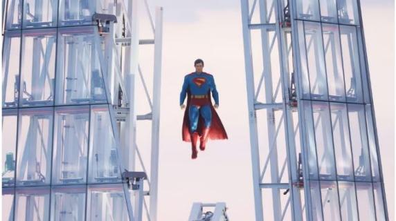 Superman appeso sullo Shard di Londra