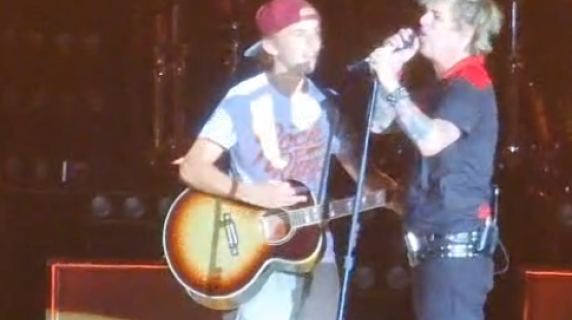 Al concerto dei Green Day il fan sul palco si mette a suonare una canzone degli Oasis e viene cacciato