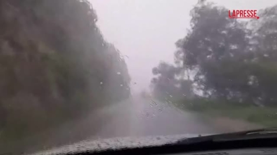 L'urgano Flossie porta venti a 175 km/h in Messico: acqua e fango invadono le strade