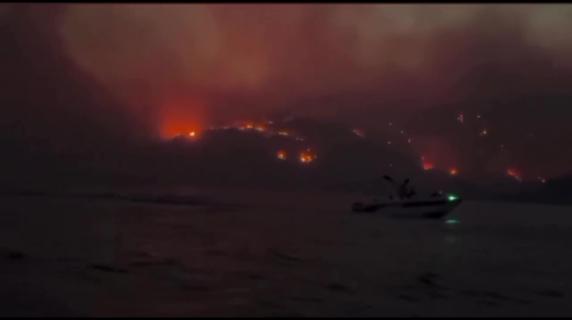 Creta in fiamme, turisti evacuati dagli hotel: il video
