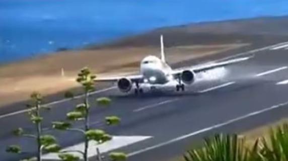 L'aereo in balia del forte vento, atterraggio da paura a Madeira: il video