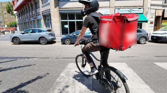 Una giornata da rider nel caldo di Milano: sudore, pavé e poche mance