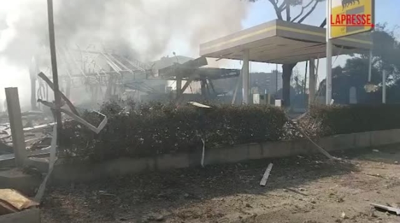 Un residente dopo l'esplosione in un deposito di gas a Roma: «Ha devastato tutto»
