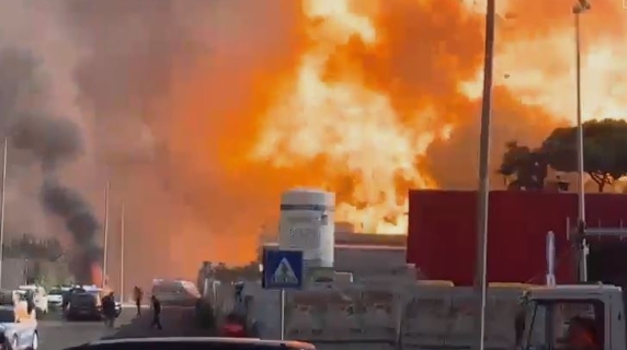 Le impressionanti immagini dell'esplosione in un distributore di benzina a Roma, il nuovo video