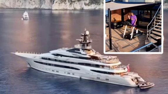 Magic Johnson si gode la vista sui Faraglioni a Capri