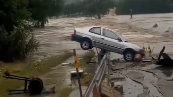 Le auto trascinate via dalla forza dell'acqua