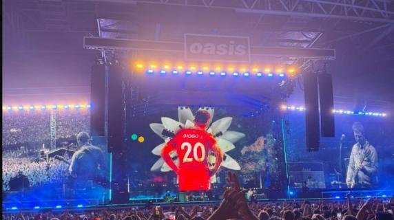 Oasis, l'omaggio a Diogo Jota sulle note di Live forever