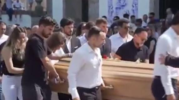Ruben Neves porta il feretro di Diogo Jota accanto alla moglie in lacrime