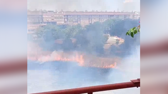 Roma, incendio a Serpentara: il video delle fiamme vicine ai balconi