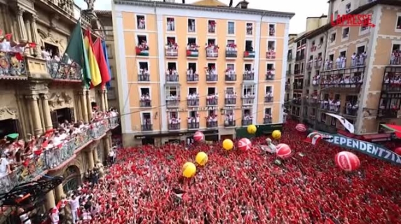 A Pamplona inizia la festa di San Fermin: migliaia in piazza prima della corsa dei tori